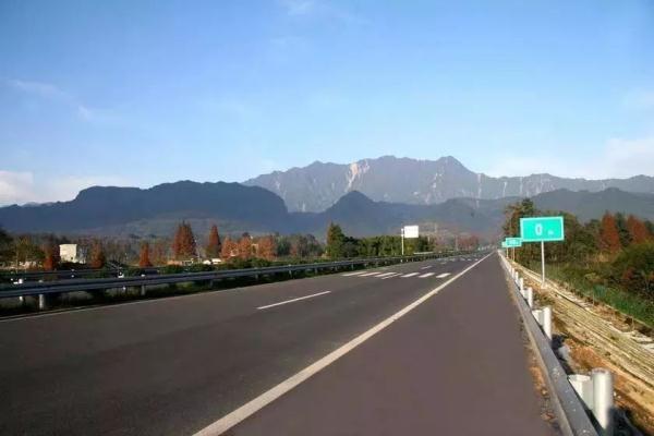 「光明网」高速公路上为什么没有路灯？这个问题终于有答案了……
