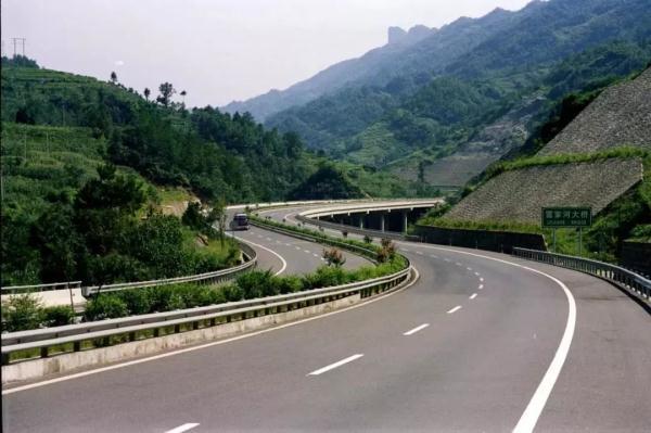 「光明网」高速公路上为什么没有路灯？这个问题终于有答案了……