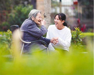 人民网：陪 伴