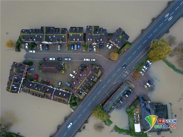 中国青年网■英国连降暴雨导致河流决堤 部分地区被淹