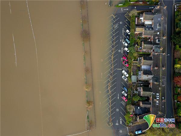 中国青年网■英国连降暴雨导致河流决堤 部分地区被淹