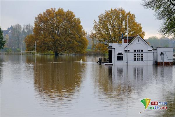 中国青年网■英国连降暴雨导致河流决堤 部分地区被淹