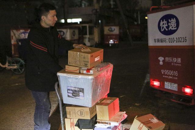 中国青年网：深夜为“双11”忙碌的快递小哥