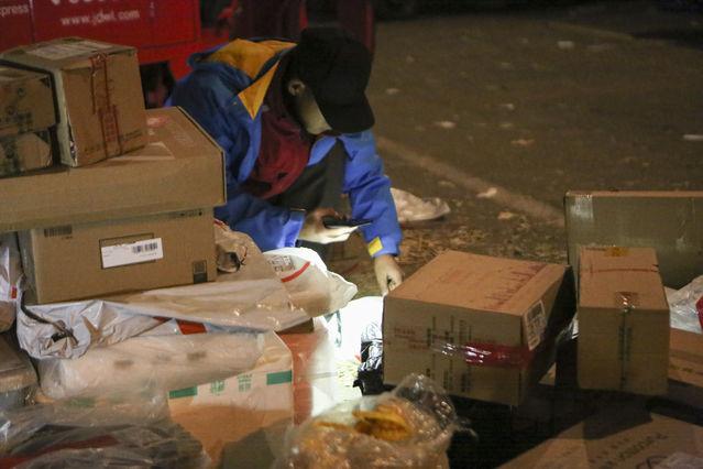 中国青年网：深夜为“双11”忙碌的快递小哥