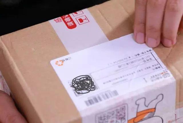 「半岛晨报」拆完快递后，一定要用打火机烤一下，很多人不知吃了大亏