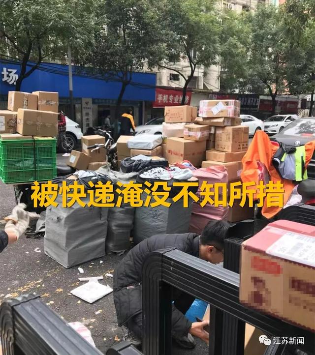 [中国经济网]深夜，快递小哥在路灯下笨拙地跳了一支舞……网友：又好笑又心酸