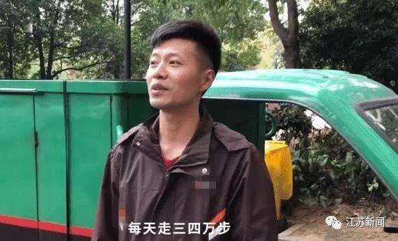 [中国经济网]深夜，快递小哥在路灯下笨拙地跳了一支舞……网友：又好笑又心酸