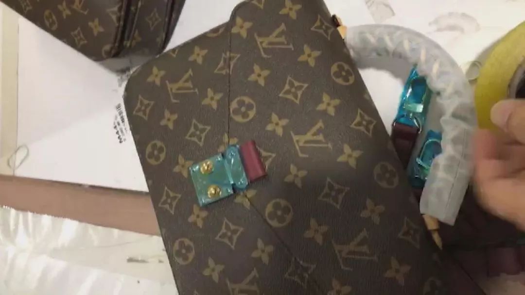#中国新闻社#注意！在迪拜买的LV、爱马仕.....有可能是假的