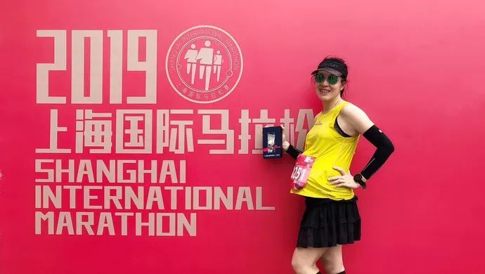 「上观新闻」8个月身孕，跑完全马的她火了！网友质疑太冒险，听当事人和专家怎么说→