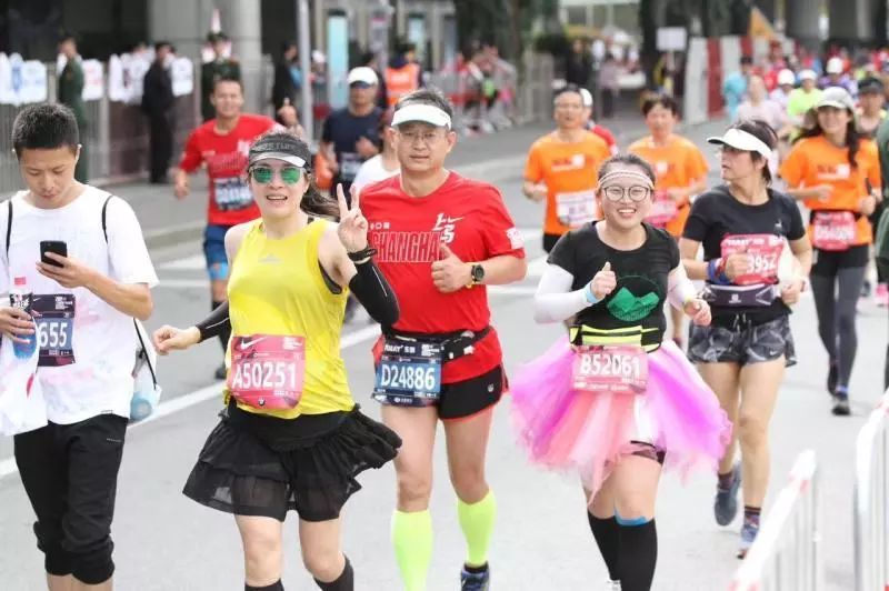 「上观新闻」8个月身孕，跑完全马的她火了！网友质疑太冒险，听当事人和专家怎么说→