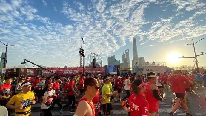 「上观新闻」8个月身孕，跑完全马的她火了！网友质疑太冒险，听当事人和专家怎么说→
