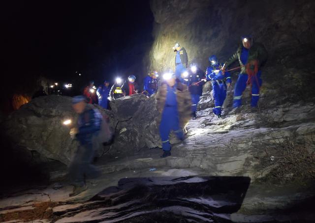 「中国青年网」九级风中爬野山，53岁女驴友被吹下20多米高悬崖