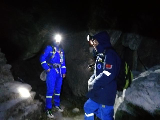 「中国青年网」九级风中爬野山，53岁女驴友被吹下20多米高悬崖