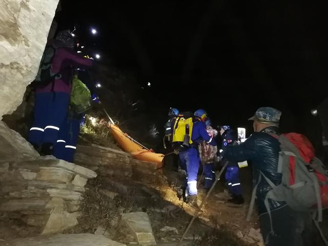 「中国青年网」九级风中爬野山，53岁女驴友被吹下20多米高悬崖