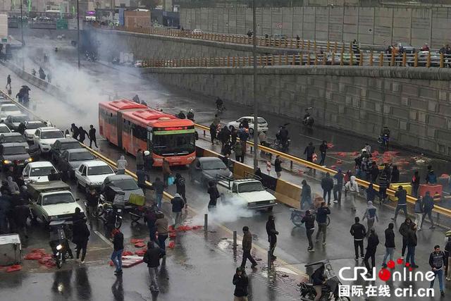 【国际在线】油价上调引伊朗多地抗议 伊朗高官：安全部队或将采取行动