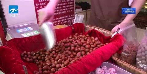 光明网@来买板栗，发现店门口的促销横幅竟是：隔壁的奶茶特好喝