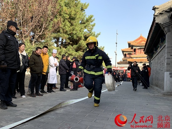 [人民网-北京频道]模拟“火场逃生” 安定门街道开展胡同平房区消防应急演练