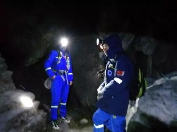 光明网■九级风中爬野山，53岁女驴友被吹下高悬崖，户外运动需注意