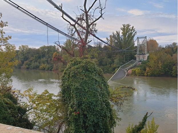 国际在线■法国一吊桥坍塌 1人不幸遇难4人获救