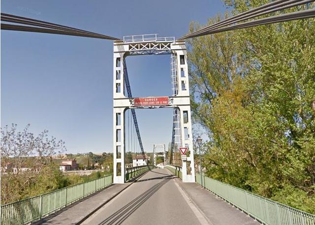 国际在线■法国一吊桥坍塌 1人不幸遇难4人获救