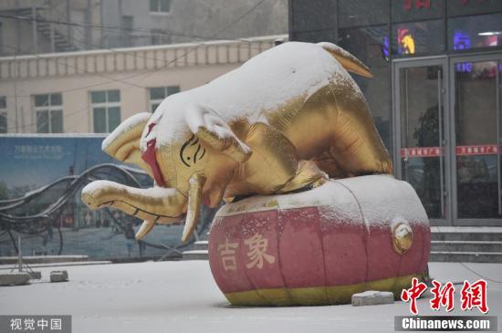 中青在线@受寒潮影响多地气温骤降 东北地区现强降雪