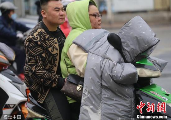 中青在线@受寒潮影响多地气温骤降 东北地区现强降雪