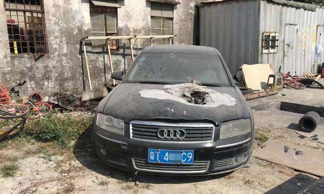 「环球网」奥迪A8车头被砸大洞遗弃街头！车主三年半不现身，街坊急了