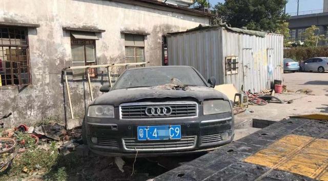 「环球网」奥迪A8车头被砸大洞遗弃街头！车主三年半不现身，街坊急了
