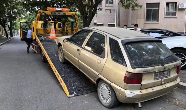 「环球网」奥迪A8车头被砸大洞遗弃街头！车主三年半不现身，街坊急了