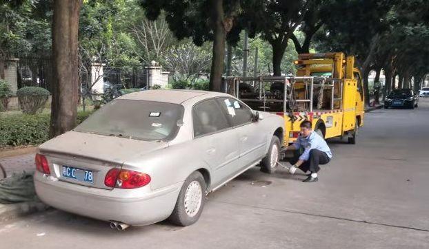 「环球网」奥迪A8车头被砸大洞遗弃街头！车主三年半不现身，街坊急了