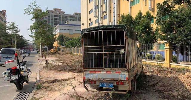 「环球网」奥迪A8车头被砸大洞遗弃街头！车主三年半不现身，街坊急了