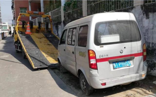 「环球网」奥迪A8车头被砸大洞遗弃街头！车主三年半不现身，街坊急了