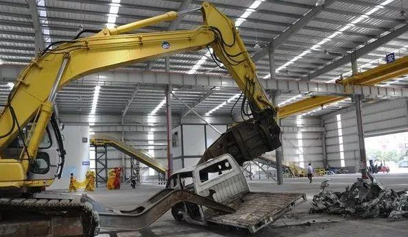 「环球网」奥迪A8车头被砸大洞遗弃街头！车主三年半不现身，街坊急了