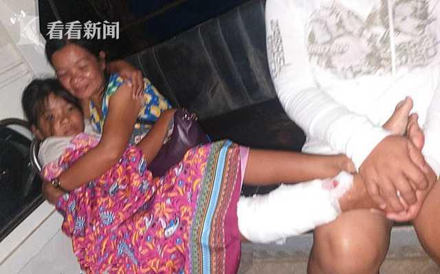中国经济网@12岁女孩过桥遭巨鳄咬腿 哥哥眼看她被叼下河去