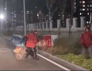 [环球网]恶劣天气该不该点外卖？网友吵起来了