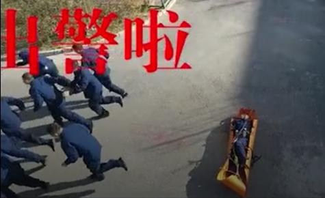 新京报■消防员训练时接“火情”后出警，受困队长10秒“逃生”