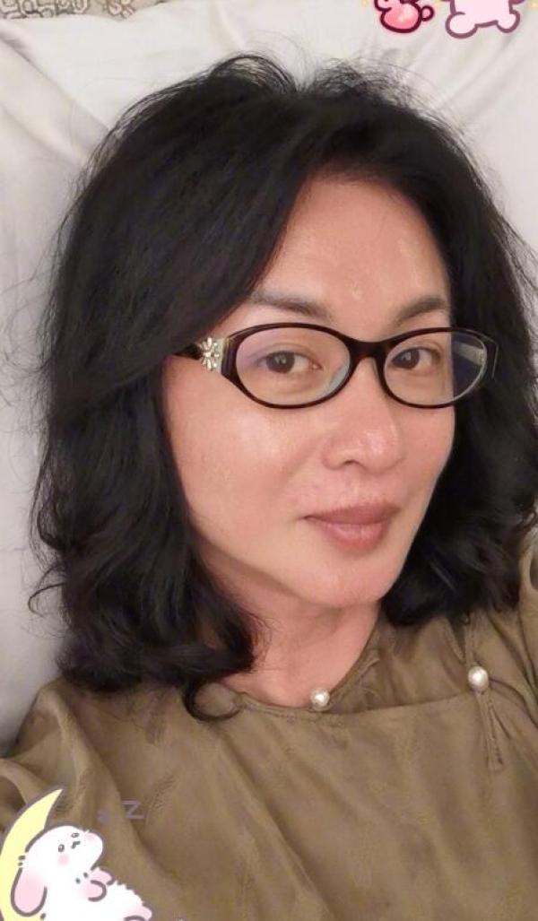 「中国网」金星带妆现身机场，被路人大赞：好好看！金星：闭嘴，好看用你说