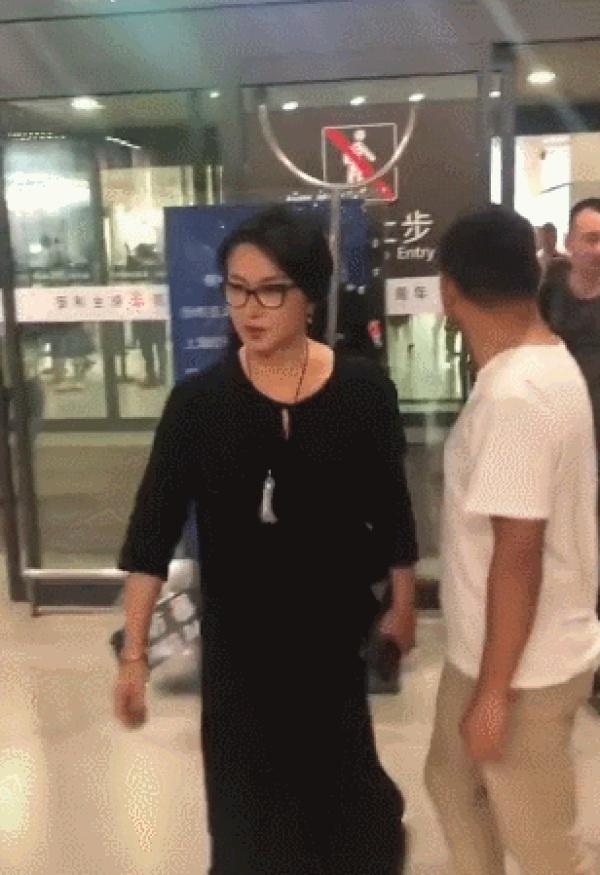 「中国网」金星带妆现身机场，被路人大赞：好好看！金星：闭嘴，好看用你说