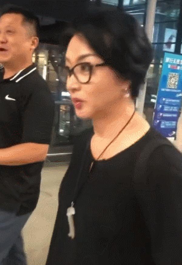 「中国网」金星带妆现身机场，被路人大赞：好好看！金星：闭嘴，好看用你说