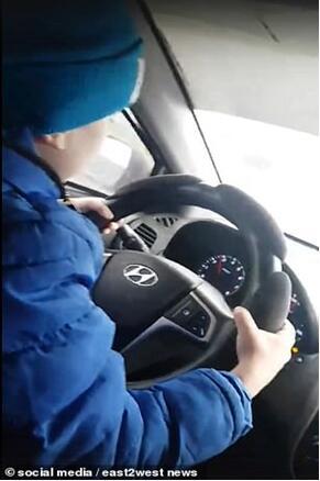 「环球网」俄6岁男童高速路上“飙车”，母亲在旁淡定拍视频：我很骄傲