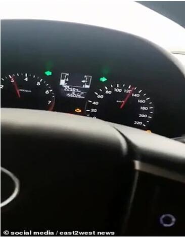 「环球网」俄6岁男童高速路上“飙车”，母亲在旁淡定拍视频：我很骄傲