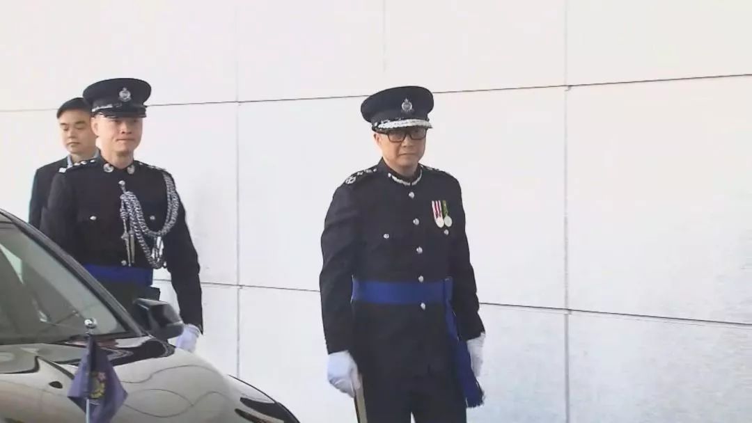 「政事儿」港警“一哥”调整，600人自首，沿用20年的口号也改了（详情）