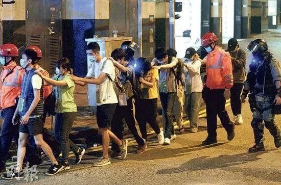 「政事儿」港警“一哥”调整，600人自首，沿用20年的口号也改了（详情）