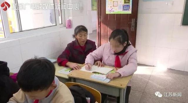 [环球网]12岁小学生的同桌，竟然比她大43岁