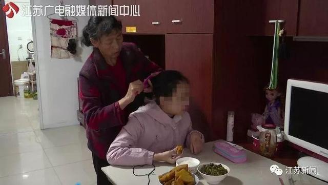 [环球网]12岁小学生的同桌，竟然比她大43岁