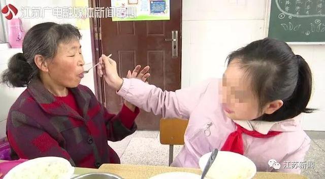 [环球网]12岁小学生的同桌，竟然比她大43岁