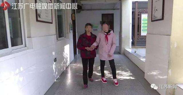 [环球网]12岁小学生的同桌，竟然比她大43岁