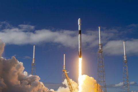 「海外网」SpaceX的42000颗卫星开始排队上天 天文学家急了