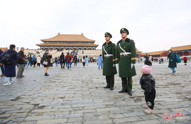 「光明网」北京武警：紫禁城里保安全