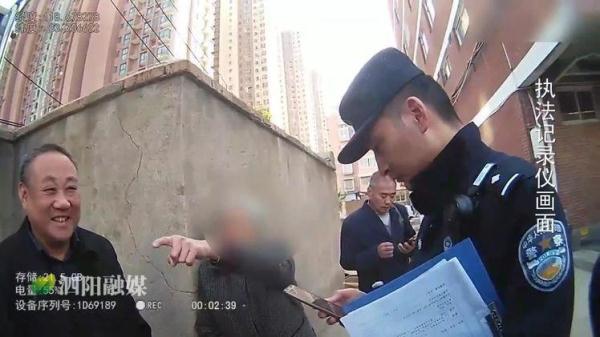 「光明网」健忘症老人爱遛弯：我太孤单了想找人说说话